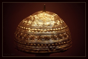 !Bronze Age golden helmet found in Leiro, Galicia