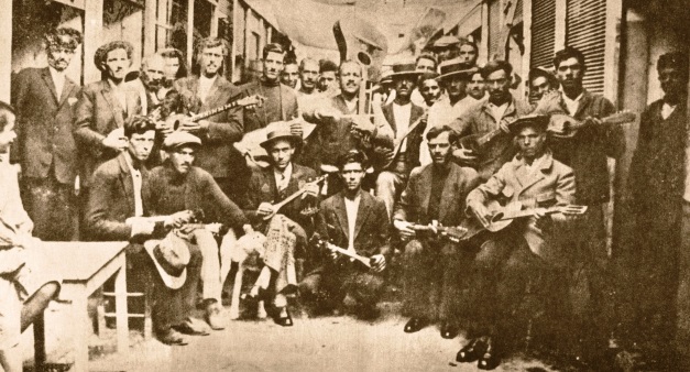 Rembetes_Karaiskaki_1933 Left Vamvakaris with bouzouki, middle Batis with guitar
